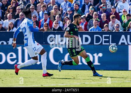 Chidozie Collins Awaziem di CD Leganes e Borja Iglesias di Betis Balompie sono visti in azione durante la partita di la Liga tra il CD Leganes e Real Betis Balompie al Butarque Stadium di Leganes.(punteggio finale; CD Leganes 0:0 Real Betis Balompie) Foto Stock