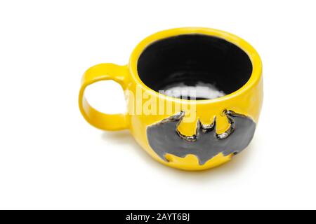 06 OTTOBRE 2018, UFA, RUSSIA: Oggetti decorativi in ceramica fatti a mano con logo batman Foto Stock