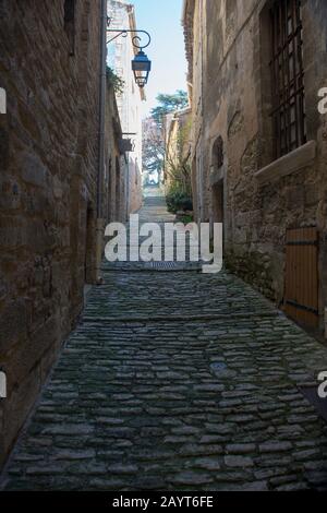 Un vicolo stretto scena nel villaggio collinare di Bonnieux nel Luberon, nella regione Provence-Alpes-Côte d'Azur, nel sud-est della Francia. Foto Stock