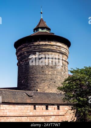 NORIMBERGA, GERMANIA - LUGLIO 10, /2019: La torre medievale delle donne (Frauentorturm) a Königstrasse Foto Stock