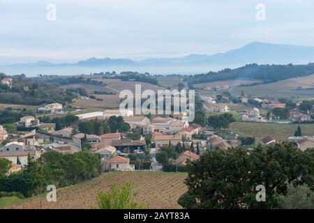 Vista dalle rovine di un castello medievale in cima al villaggio di Chateauneuf-du-Pape, che si trova nel dipartimento di Vaucluse, Provence-Alpes-Côte d'Azu Foto Stock