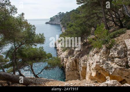 Vista della Calanque de Port-Miou vicino alla città di Cassis in Provenza, Francia. Foto Stock