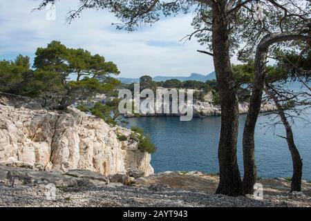 Vista della Calanque de Port-Miou vicino alla città di Cassis in Provenza, Francia. Foto Stock