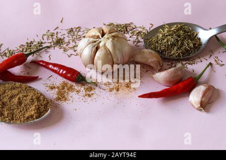 Foto di vita morta di erbe e condimento per cucinare per mostrare il concetto di gastronomia, cucina, vita in cucina e dieta sana Foto Stock