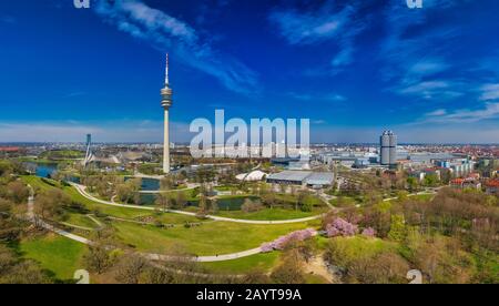 MONACO di BAVIERA, GERMANIA - 3 aprile 2019: L'Olympiapark in vista panoramica completa - Monaco di Baviera, Germania, punto di ritrovo turistico della capitale bavarese in una bella Foto Stock