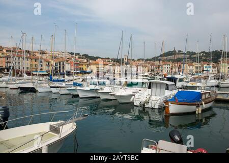 Barche ormeggiate nel porto di Cassis, che è una pittoresca comunità balneare, situato a 20 km a est di Marsiglia nella regione Provence-Alpes-Côte d'Azur Foto Stock