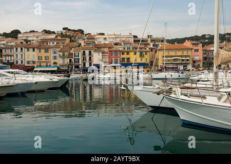 Barche ormeggiate nel porto di Cassis, che è una pittoresca comunità balneare, situato a 20 km a est di Marsiglia nella regione Provence-Alpes-Côte d'Azur Foto Stock