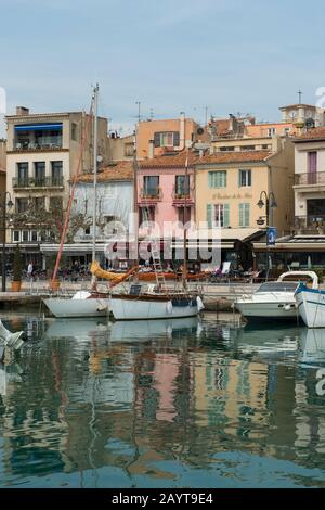 Barche ormeggiate nel porto di Cassis, che è una pittoresca comunità balneare, situato a 20 km a est di Marsiglia nella regione Provence-Alpes-Côte d'Azur Foto Stock