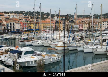 Barche ormeggiate nel porto di Cassis, che è una pittoresca comunità balneare, situato a 20 km a est di Marsiglia nella regione Provence-Alpes-Côte d'Azur Foto Stock