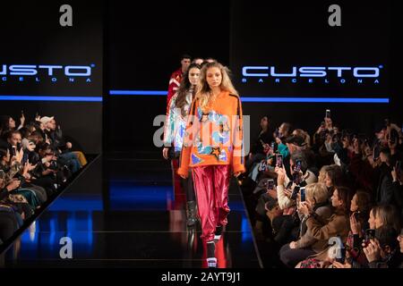 New York, Stati Uniti. 8th Feb, 2020. I modelli percorreranno la pista durante lo Spettacolare 25th Anniversary del Custo Barcelona Alla New York Fashion Week Powered By Art Hearts Fashion NYFW 2020 e alla Angel Orensanz Foundation di New York City. Credit: Ron Adar/Sopa Images/Zuma Wire/Alamy Live News Foto Stock