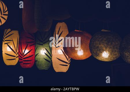 Belle lanterne di seta Lao nel mercato notturno di Luang Prabang in Laos durante il Bon Ok Pansa o Light Festival Foto Stock