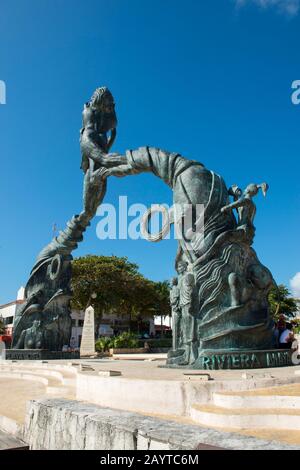 Il monumento all'umanità, una statua in bronzo intitolata Portal Maya (Mayan Gateway), presso la plaza di Playa del Carmen sulla Riviera Maya vicino a Cancun nel Foto Stock