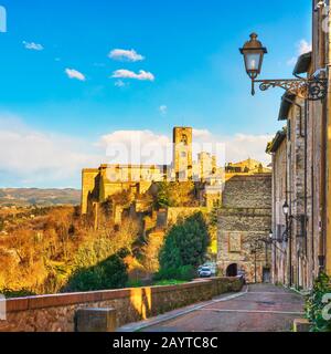 Via Colle Val d'Elsa, chiesa e vista sul centro storico. Città di cristallo. Siena, Toscana, Italia. Foto Stock