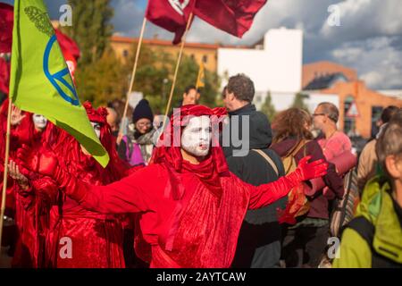 Berlino, Germania Ottobre 2019 Gruppo di manifestanti di estinzione della ribellione che marciano nel centro di Berlino Foto Stock