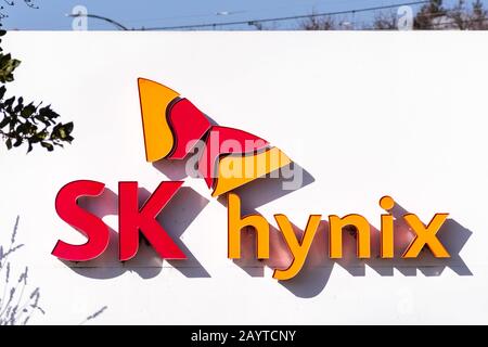 14 febbraio 2020 San Jose / CA / USA - logo SK Hynix presso la sede centrale di Silicon Valley; SK Hynix Inc. (Parte del Gruppo SK e filiale di SK Telecom Foto Stock