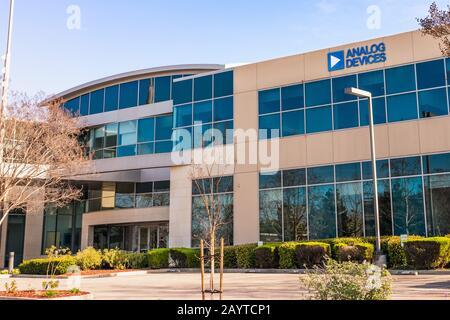 14 febbraio 2020 San Jose / CA / USA - gli uffici Analog Devices si trovano nella Silicon Valley; Analog Devices, Inc., noto anche come ADI o Analog, è un americano Foto Stock