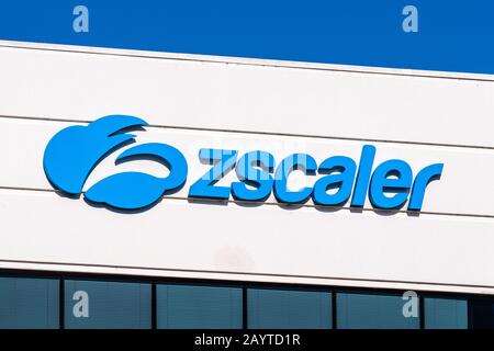 14 febbraio 2020 San Jose / CA / USA - primo piano del logo Zscaler presso la loro sede centrale nella Silicon Valley; Zscaler Inc è un'informazione globale basata su cloud Foto Stock