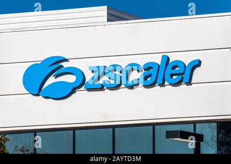14 febbraio 2020 San Jose / CA / USA - primo piano del logo Zscaler presso la loro sede centrale nella Silicon Valley; Zscaler Inc è un'informazione globale basata su cloud Foto Stock