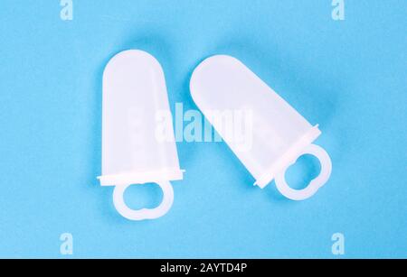 Stampi a forma di ghiaiosa in ghiaccio Possicle isolati su blu Foto Stock