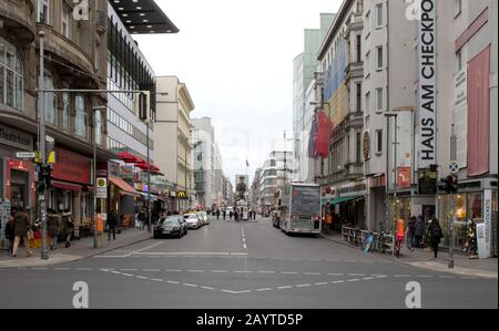 Berlino, Germania - 20 dicembre 2019: la gente visita famoso Checkpoint Charlie a Berlino. Durante la Guerra fredda era il più noto che attraversa Berlino Wa Foto Stock