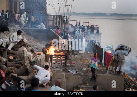 L'immagine dei corpi morti cremati nel velare a Manikarnika Ghat al fiume santo Ganges, Varanasi, Uttarpradeesh, India, Asia Foto Stock