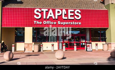 14 febbraio 2020 Milpitas / CA / USA - Staples, la sede del superstore dell'ufficio nella zona della baia di San Francisco; Staples Inc. È una vendita al dettaglio di ufficio americana privata Foto Stock