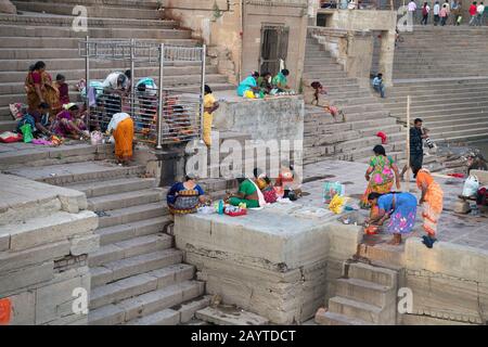 L'immagine Dei Pellegrini a Ghats o passi santi di Varanasi; Gange; Uttar Pradesh; India; Asia Foto Stock