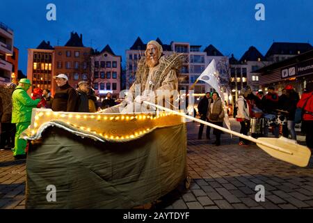 Visitatori della sfilata di carnevale alternativa Geisterzug 2020 da parte dell'iniziatore Erich Hermans sotto il motto 'Jeister per Zokunft' sulla Heumarkt. Koln, febbraio 15th, 2020 | utilizzo in tutto il mondo Foto Stock