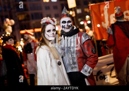 Visitatori della sfilata di carnevale alternativa Geisterzug 2020 da parte dell'iniziatore Erich Hermans sotto il motto 'Jeister per Zokunft' sulla Heumarkt. Koln, febbraio 15th, 2020 | utilizzo in tutto il mondo Foto Stock