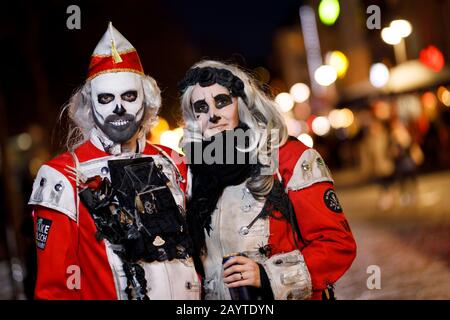 Visitatori della sfilata di carnevale alternativa Geisterzug 2020 da parte dell'iniziatore Erich Hermans sotto il motto 'Jeister per Zokunft' sulla Heumarkt. Koln, febbraio 15th, 2020 | utilizzo in tutto il mondo Foto Stock