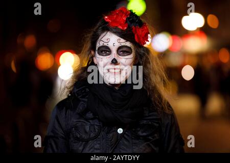 Visitatori della sfilata di carnevale alternativa Geisterzug 2020 da parte dell'iniziatore Erich Hermans sotto il motto 'Jeister per Zokunft' sulla Heumarkt. Koln, febbraio 15th, 2020 | utilizzo in tutto il mondo Foto Stock