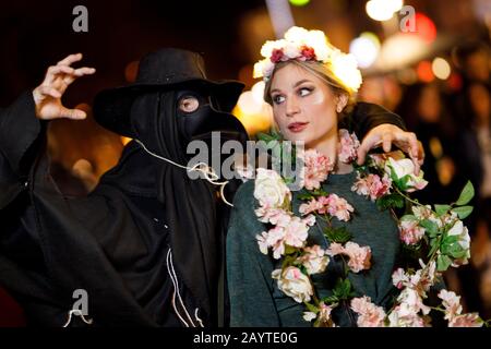 Visitatori della sfilata di carnevale alternativa Geisterzug 2020 da parte dell'iniziatore Erich Hermans sotto il motto 'Jeister per Zokunft' sulla Heumarkt. Koln, febbraio 15th, 2020 | utilizzo in tutto il mondo Foto Stock