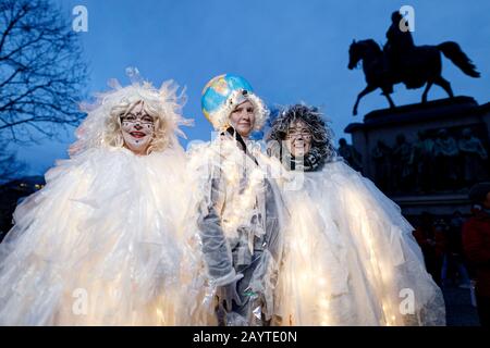 Visitatori della sfilata di carnevale alternativa Geisterzug 2020 da parte dell'iniziatore Erich Hermans sotto il motto 'Jeister per Zokunft' sulla Heumarkt. Koln, febbraio 15th, 2020 | utilizzo in tutto il mondo Foto Stock