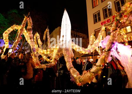 Visitatori della sfilata di carnevale alternativa Geisterzug 2020 da parte dell'iniziatore Erich Hermans sotto il motto 'Jeister per Zokunft' sulla Heumarkt. Koln, febbraio 15th, 2020 | utilizzo in tutto il mondo Foto Stock