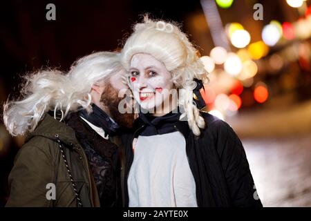 Visitatori della sfilata di carnevale alternativa Geisterzug 2020 da parte dell'iniziatore Erich Hermans sotto il motto 'Jeister per Zokunft' sulla Heumarkt. Koln, febbraio 15th, 2020 | utilizzo in tutto il mondo Foto Stock