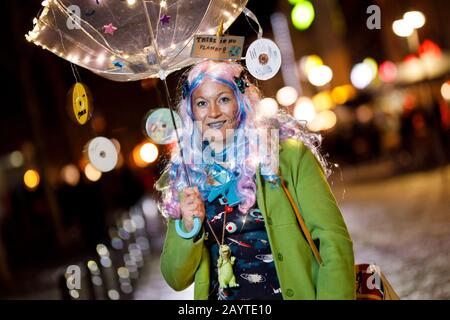 Visitatori della sfilata di carnevale alternativa Geisterzug 2020 da parte dell'iniziatore Erich Hermans sotto il motto 'Jeister per Zokunft' sulla Heumarkt. Koln, febbraio 15th, 2020 | utilizzo in tutto il mondo Foto Stock