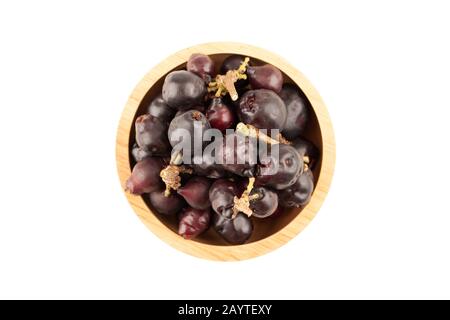 Vista dall'alto di Syzygium cumini, prugna nera, jamun o Syzygium cumini in vaso di legno isolato su sfondo bianco con percorso di ritaglio Foto Stock