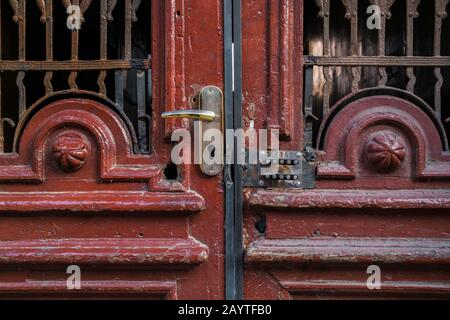 Immagine di primo piano delle porte vintage. Serratura a combinazione Foto Stock