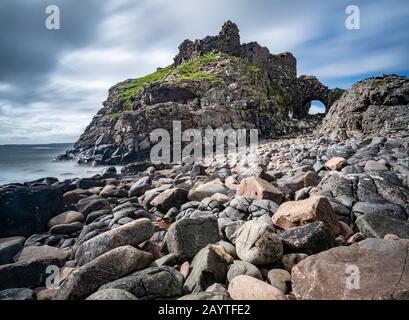 Rovine del castello di Dunscaith, l'isola di Skye, Scozia, Regno Unito. Foto Stock