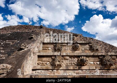 Il tempio di Quetzalcoatl, con teste serpente e teste Tlaloc, Teotihuacan, sobborgo di Città del Messico, Messico, America Centrale Foto Stock