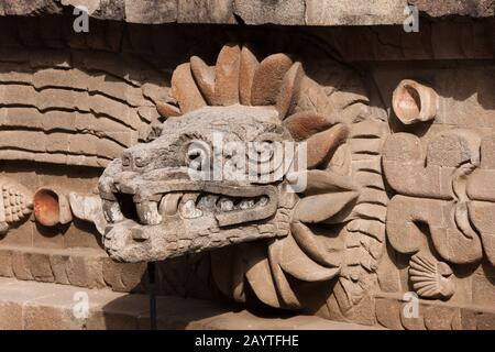Testa di serpente piuma del tempio di Quetzalcoatl, Teotihuacan, sobborgo di Città del Messico, Messico, America Centrale Foto Stock
