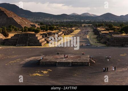 Avenue of the Dead from Moon Pyramid, Teotihuacan, sobborgo di Città del Messico, Messico, America Centrale Foto Stock