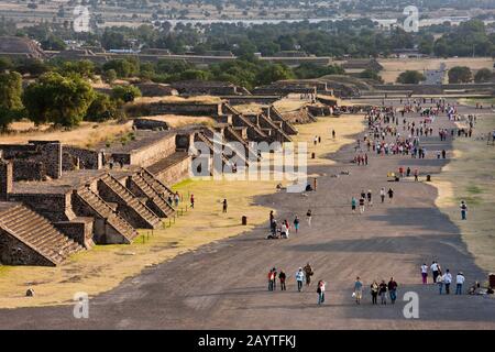 Avenue of the Dead from Moon Pyramid, Teotihuacan, sobborgo di Città del Messico, Messico, America Centrale Foto Stock