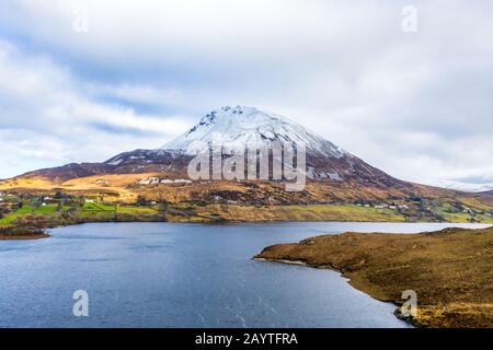 Veduta aerea del Monte Errigal, la montagna più alta di Donegal - Irlanda. Foto Stock