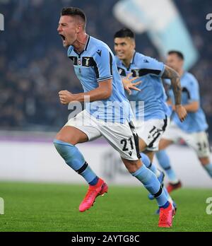 Roma, Italia. 16th Feb, 2020. Sergej Milinkovic-Savic (fronte) del Lazio celebra il suo obiettivo durante una serie a partita di calcio tra Lazio e FC Inter a Roma, Italia, 16 febbraio 2020. Credit: Augusto Casasoli/Xinhua/Alamy Live News Foto Stock