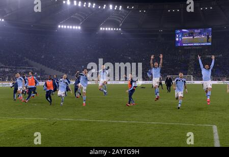 (200217) -- ROMA, 17 febbraio 2020 (Xinhua) -- i giocatori del Lazio celebrano al termine di una serie una partita di calcio tra Lazio e FC Inter a Roma, Italia, 16 febbraio 2020. (Foto Di Augusto Casasoli/Xinhua) Foto Stock