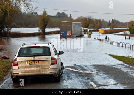 Un camion e un pullman sommersi dall'acqua del fiume Teme sulla A443 nei pressi di Lindridge, Worcestershire, mentre il periodo successivo alla tempesta Dennis porta forti piogge e inondazioni. Data Immagine: Domenica 16 Febbraio 2020. Foto Stock