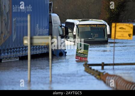 Un camion e un pullman sommersi in acqua sulla A443 vicino a Lindridge, Worcestershire, come il seguito di Storm Dennis porta forte pioggia e inondazioni. Data Immagine: Domenica 16 Febbraio 2020. Foto Stock