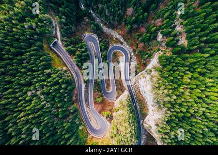 Vista con il drone della tortuosa strada forestale nel mezzo della gola di Bicaz, Transilvania Foto Stock