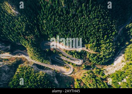 Vista con il drone della tortuosa strada forestale nel mezzo della gola di Bicaz, Transilvania Foto Stock